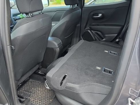 Used 2023 Jeep Renegade Latitude w/ Premium Group AWD/4WD image 10