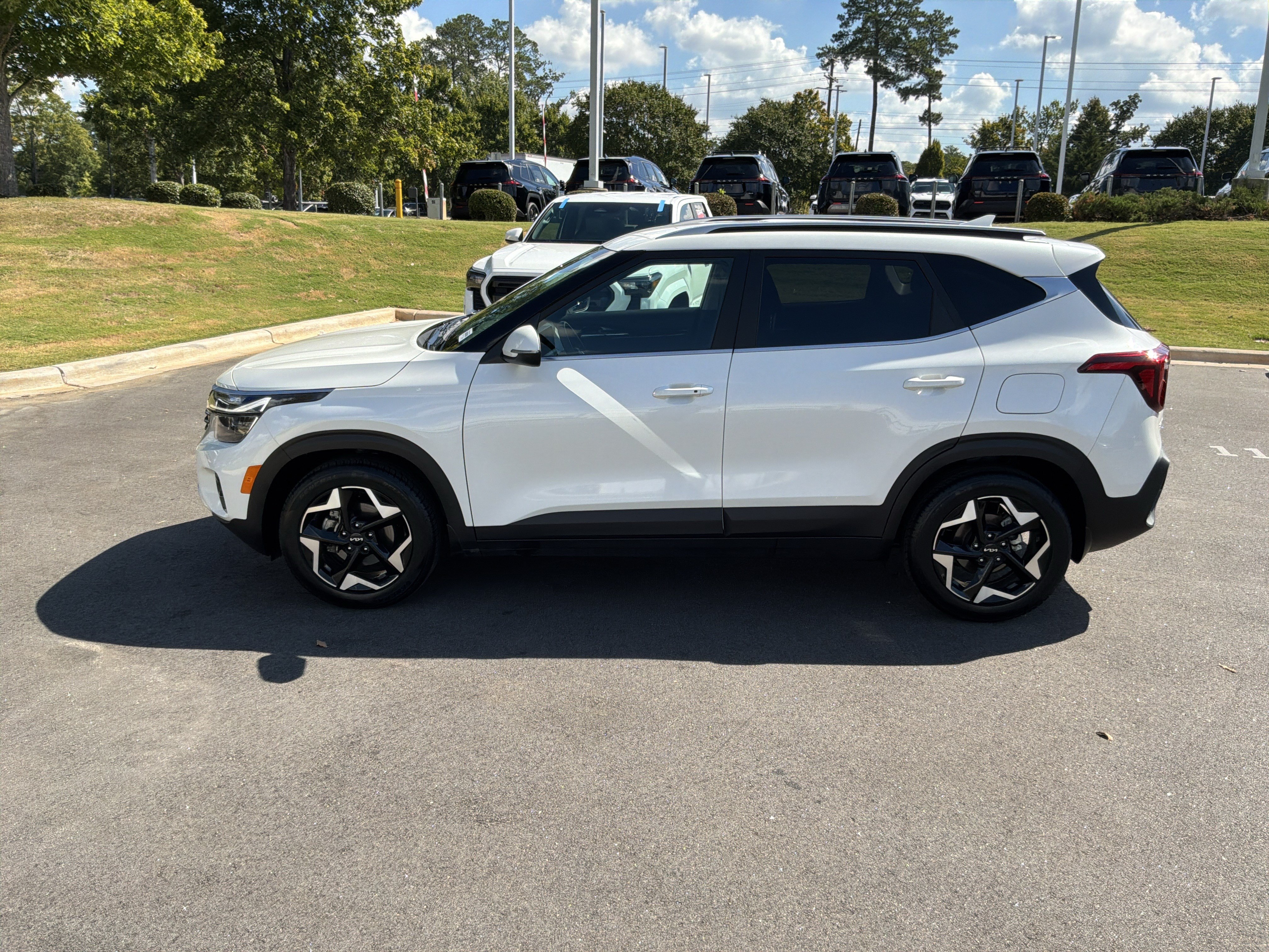 Used 2024 Kia Seltos EX FWD image 7