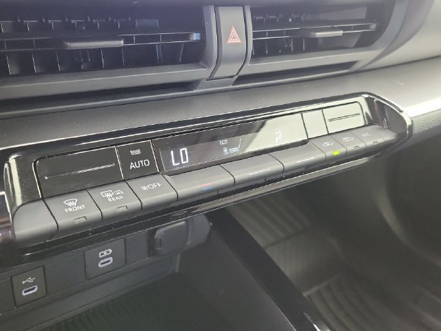 Used 2024 Toyota Prius LE FWD image 27
