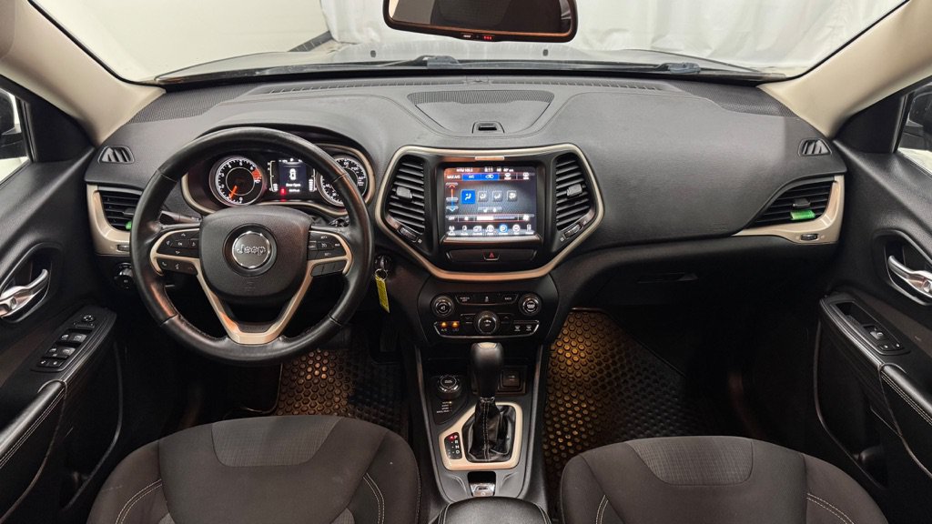Used 2016 Jeep Cherokee Latitude w/ Cold Weather Group AWD/4WD image 27