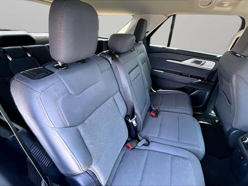 Used 2025 Ford Explorer Active AWD/4WD image 17