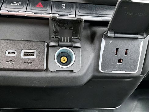 Used 2025 Chevrolet Silverado 1500 Custom image 13