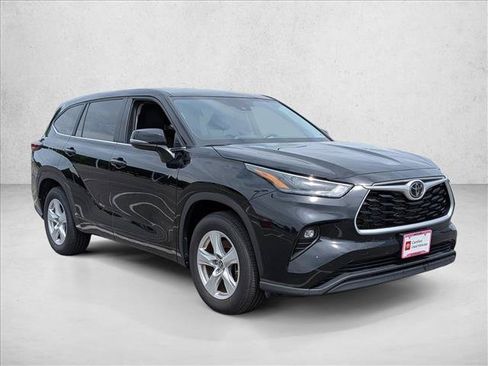 Used 2025 Toyota Highlander LE FWD image 3