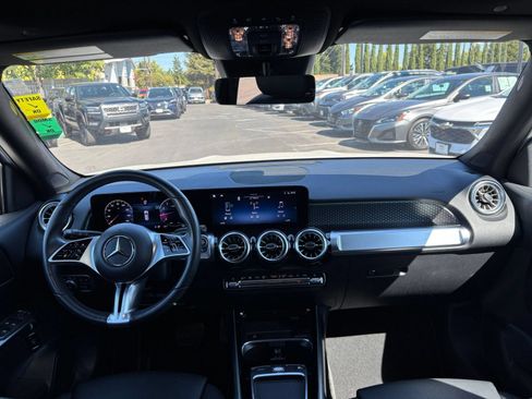 Used 2025 Mercedes-Benz GLB 250 image 35