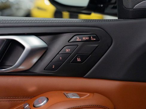 Used 2023 BMW X7 M60i image 18