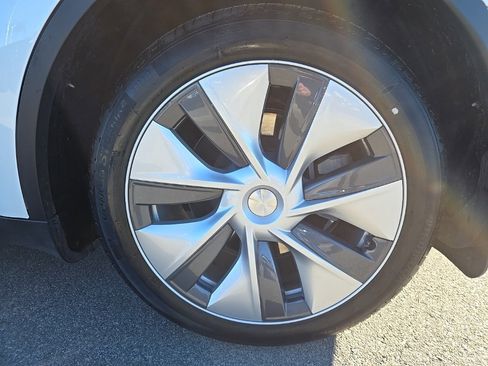 Used 2023 Tesla Model Y Long Range image 10