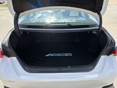 Used 2020 Toyota Avalon Limited image 18