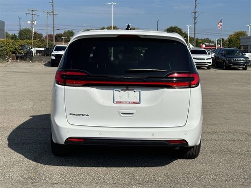 New 2026 Chrysler Pacifica Select image 4