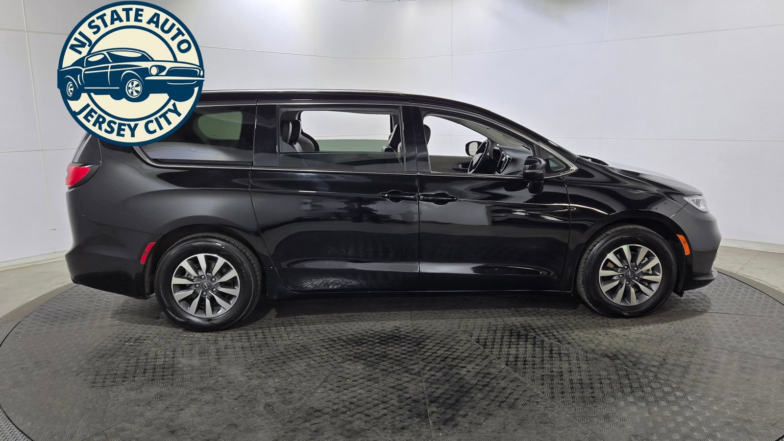 Used 2024 Chrysler Pacifica Limited FWD image 14