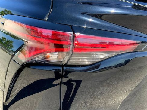 Used 2021 Toyota Sienna Limited image 28