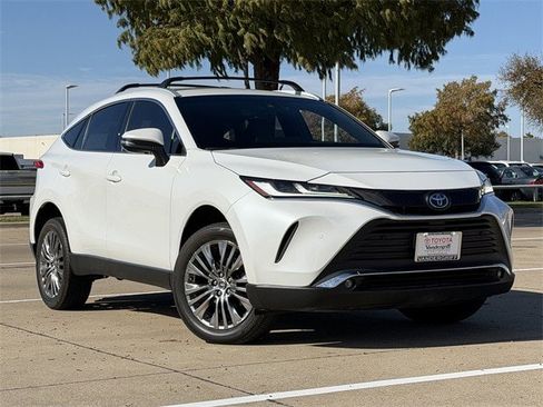 Certified 2024 Toyota Venza XLE image 2