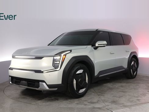 Used 2024 Kia EV9 Light Long Range RWD image 2
