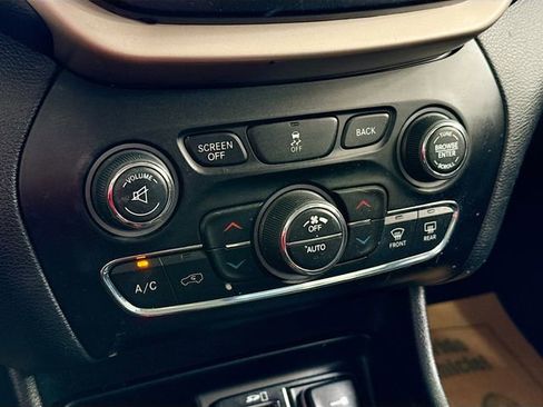 Used 2018 Jeep Cherokee Limited w/ Technology Group image 17