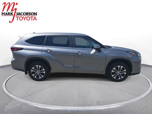 Used 2025 Toyota Highlander XLE AWD/4WD image 4