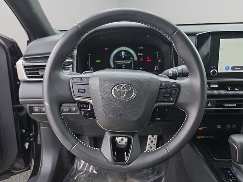 Used 2025 Toyota Camry SE image 12