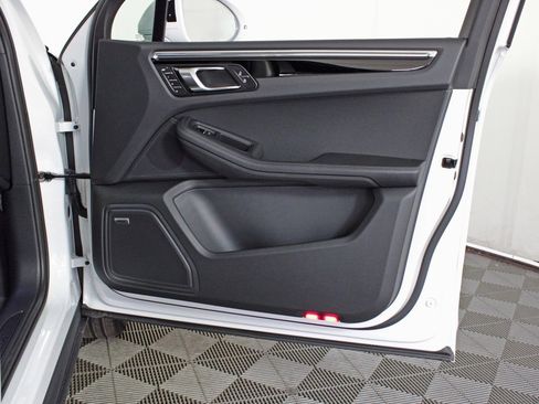 Used 2025 Porsche Macan image 39
