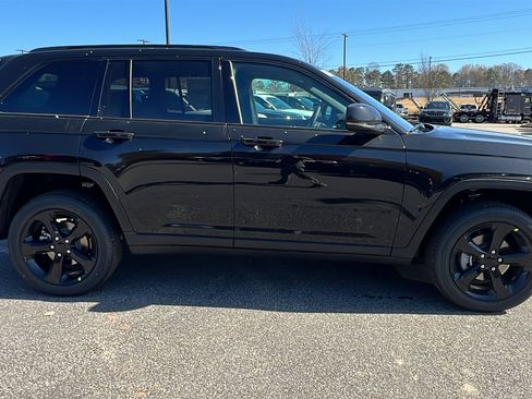 New 2025 Jeep Grand Cherokee Altitude image 7