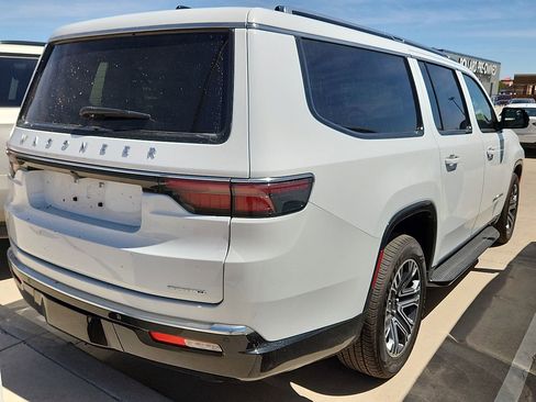 Used 2024 Jeep Wagoneer L Series II image 2