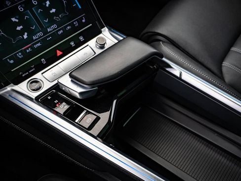 Used 2021 Audi e-tron Prestige w/ Prestige Package image 32