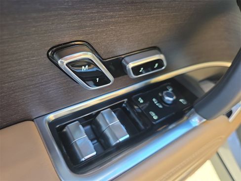 Used 2025 Land Rover Range Rover SE image 25