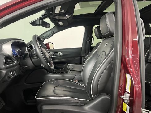 Used 2021 Chrysler Pacifica Limited w/ Uconnect Theater Family Group image 21
