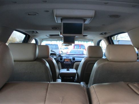 Used 2010 Cadillac Escalade ESV Premium image 30