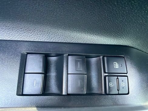 Used 2021 Toyota Highlander XLE AWD/4WD image 43