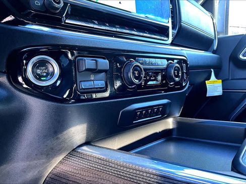 Used 2025 Chevrolet Silverado 2500 LT w/ Convenience Package image 36