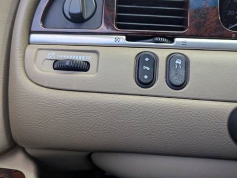 Used 2011 Lincoln Town Car Signature Limited image 29