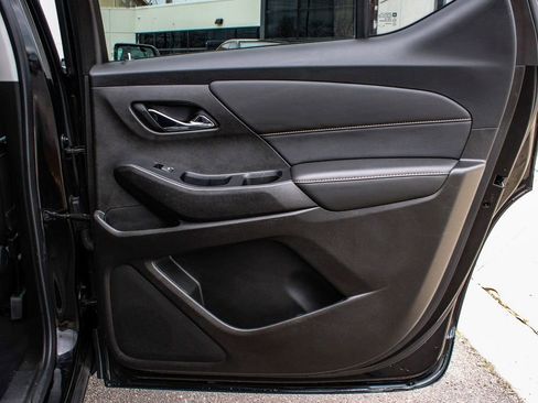 Used 2021 Chevrolet Traverse LT image 12