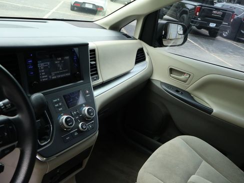 Used 2017 Toyota Sienna L image 23