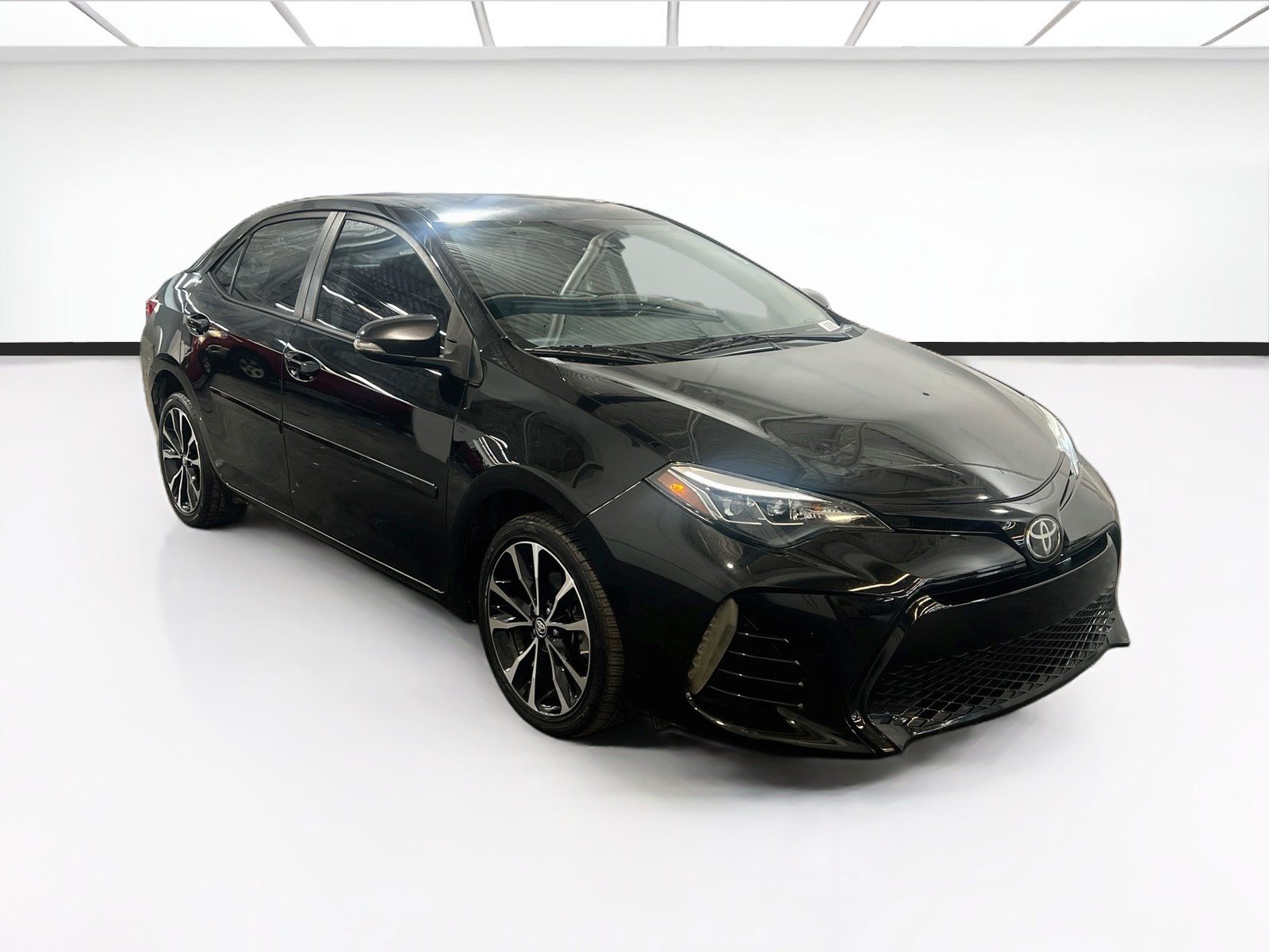 Used 2018 Toyota Corolla SE FWD image 3