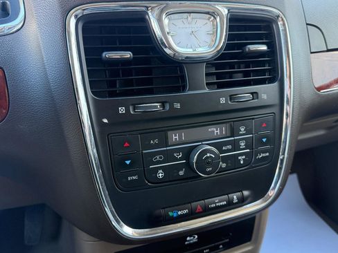Used 2014 Chrysler Town & Country Touring-L w/ Driver Convenience Group image 23