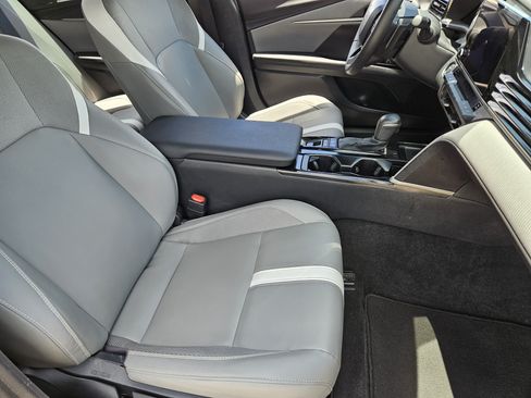 Used 2025 Toyota Camry SE w/ Convenience Package FWD image 15