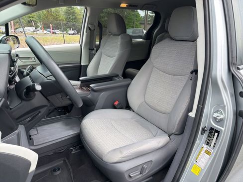 Used 2021 Toyota Sienna LE w/ LE Plus Package AWD/4WD image 19