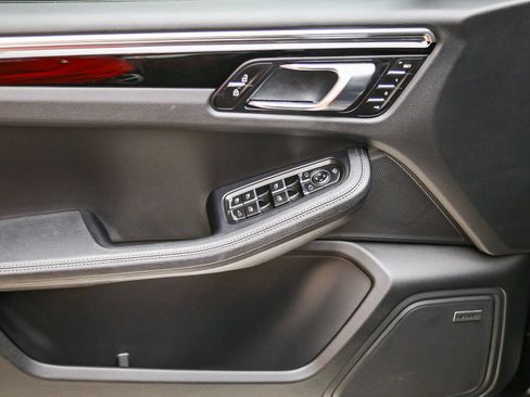 Certified 2025 Porsche Macan AWD/4WD image 27
