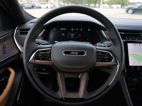 Used 2025 Jeep Grand Cherokee Summit AWD/4WD image 11