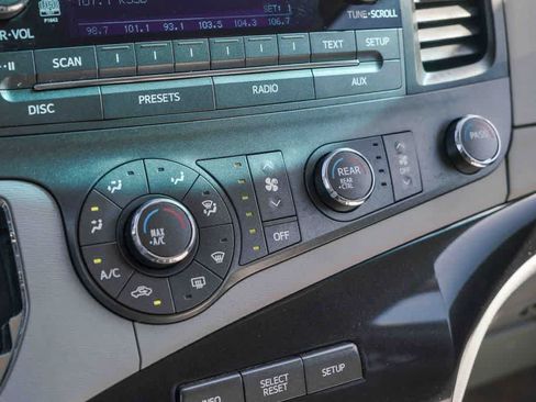 Used 2012 Toyota Sienna LE w/ Towing Pkg FWD image 21