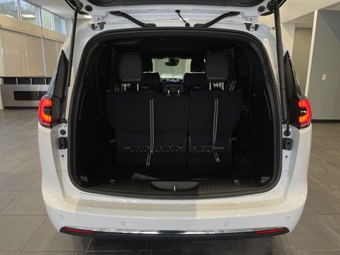 New 2026 Chrysler Pacifica Select image 35