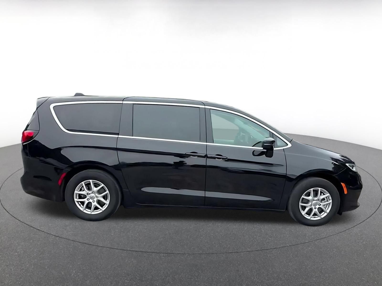 Used 2024 Chrysler Pacifica Touring-L FWD image 15