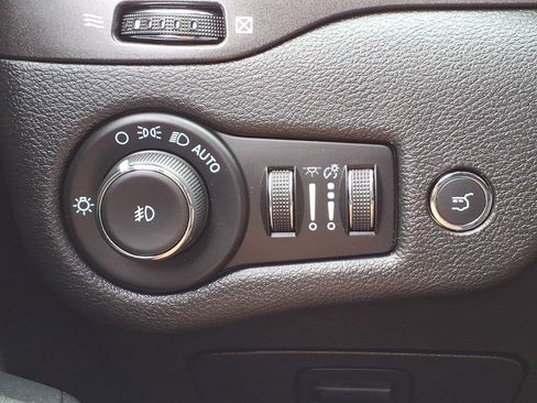 Used 2021 Jeep Cherokee Trailhawk w/ Premium Leather Package AWD/4WD image 30