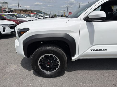 Used 2025 Toyota Tacoma TRD Off-Road AWD/4WD image 12