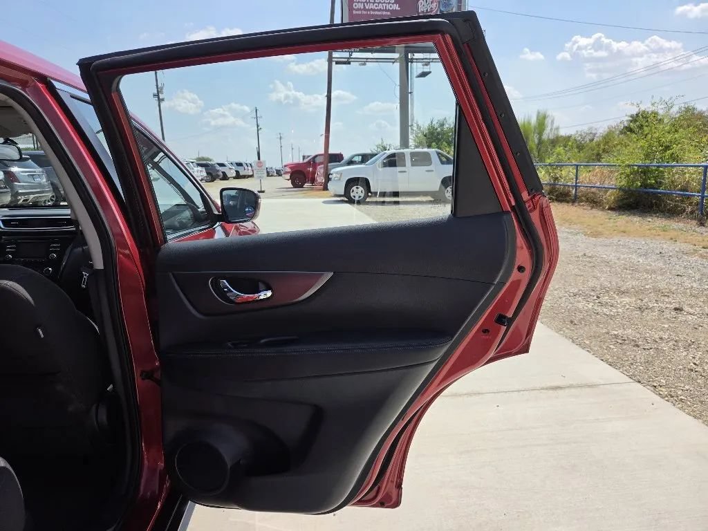 Used 2015 Nissan Rogue S FWD image 19