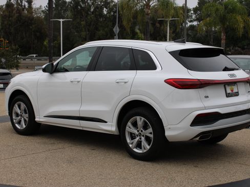 Certified 2025 Audi Q5 Premium w/ Convenience Package AWD/4WD image 3