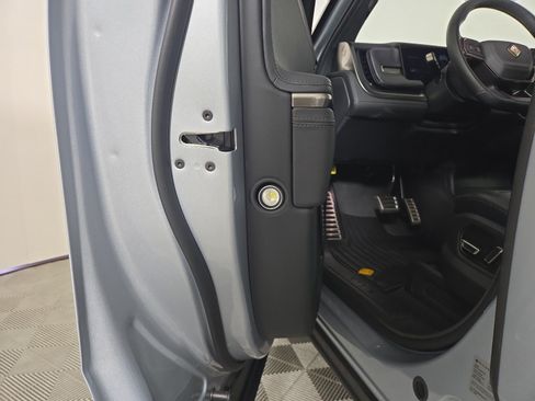 Used 2024 Rivian R1S Adventure AWD/4WD image 32