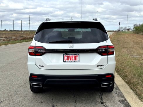 Used 2025 Honda Pilot Sport image 7