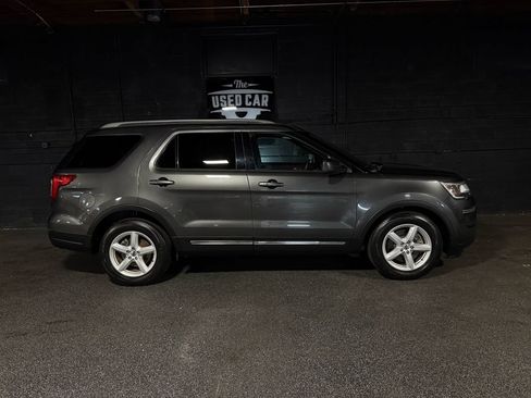 Used 2018 Ford Explorer XLT FWD image 6