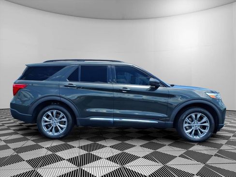 Used 2022 Ford Explorer XLT w/ Equipment Group 202A AWD/4WD image 31