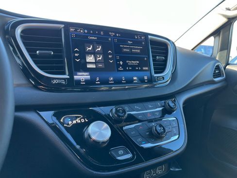 Used 2025 Chrysler Pacifica Select image 21