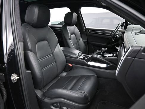 Certified 2022 Porsche Cayenne Turbo S AWD/4WD image 33
